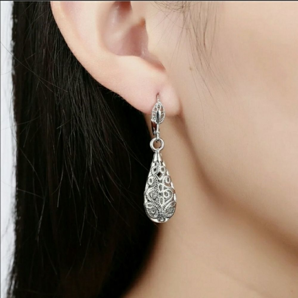 18k White Gold Vintage Earrings - Picture 2 of 5